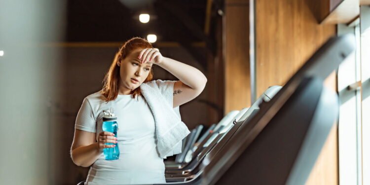 Mulher na academia fazendo caminhada na esteira - Créditos: depositphotos.com / HayDmitriy