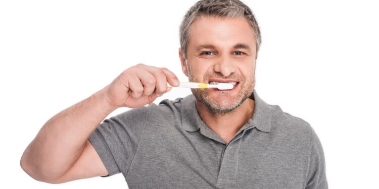 Você sabia que escovar os dentes depois de comer pode não ser tão bom assim?