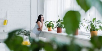 Falar com plantas faz diferença? A ciência por trás dessa prática curiosa