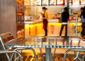 Deixar a bandeja na mesa após comer no fast food, diz muito sobre sua personalidade