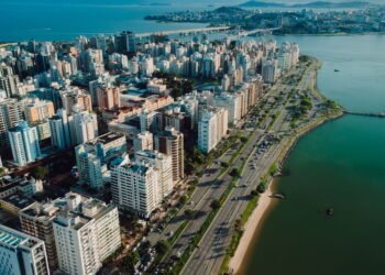 Viver perto do mar com segurança e oportunidade profissional é possível nessa cidade
