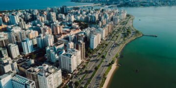 Viver perto do mar com segurança e oportunidade profissional é possível nessa cidade