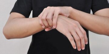 Formigamento no braço ao acordar é comum, mas pode indicar alerta