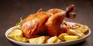 Frango assado na panela de pressão fica pronto rápido e com pele bem crocante