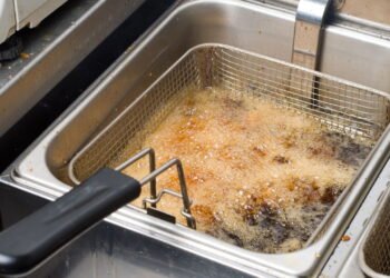 Aprenda a eliminar cheiro de fritura da cozinha de vez sem usar nenhum produto químico