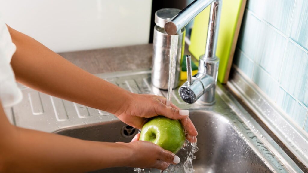 Como higienizar frutas da maneira certa para eliminar até 98% dos microrganismos e evitar doenças