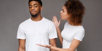 O que significa quando uma pessoa se cala para evitar conflitos, de acordo com a psicologia