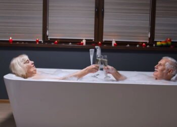 Quantos banhos por semana são ideais depois dos 60, segundo especialistas