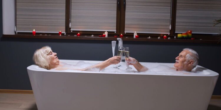 Quantos banhos por semana são ideais depois dos 60, segundo especialistas