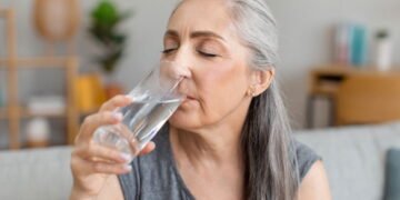 Você sabia que muitos idosos vivem desidratados? Veja por quê