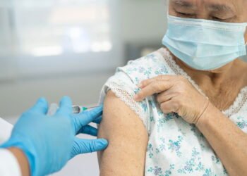 Vacinação para idosos é prioridade em 2025 e salva milhares de vidas