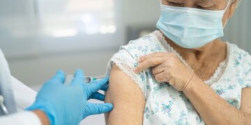 Vacinação para idosos é prioridade em 2025 e salva milhares de vidas