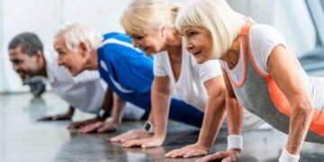 Academia mesmo depois dos 60? Movimentos simples que mudam corpo, mente e a vida