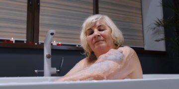 Quantos banhos na semana é o ideal após os 70 anos?