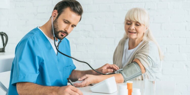 Hábitos simples que reduzem a hipertensão na terceira idade