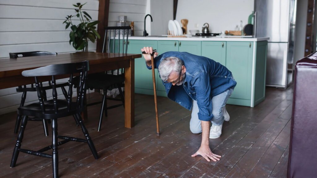 Práticas eficazes para reduzir quedas em idosos dentro de casa
