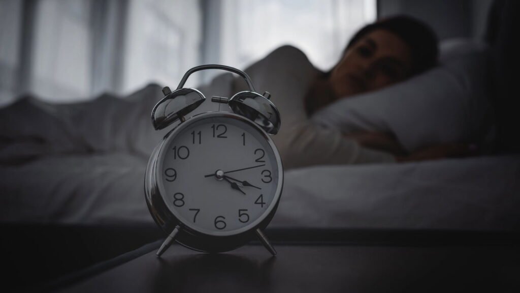 O que significa acordar no meio da noite sempre no mesmo horário