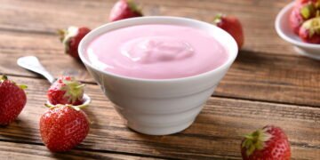 Você também joga fora esse líquido do iogurte? Isso pode estar te prejudicando