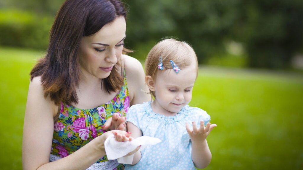 Entenda como o uso excessivo de lenços umedecidos pode afetar a pele do seu bebê