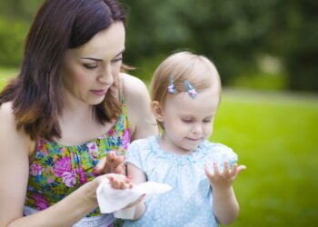 Entenda como o uso excessivo de lenços umedecidos pode afetar a pele do seu bebê