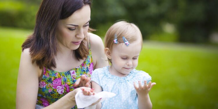 Entenda como o uso excessivo de lenços umedecidos pode afetar a pele do seu bebê