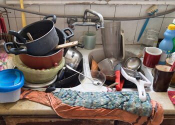 Por que deixar louça na pia pode afetar sua produtividade