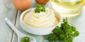 O truque simples que deixa sua maionese mais segura e saborosa