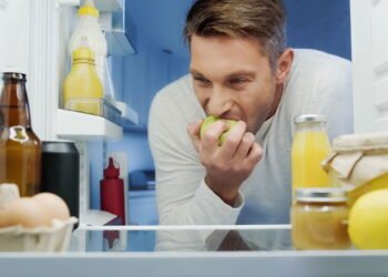 Médico revela porque jantar no horário certo melhora sua qualidade de vida