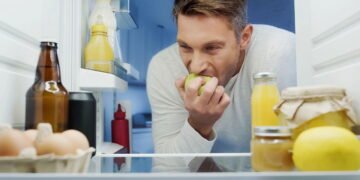 Médico revela porque jantar no horário certo melhora sua qualidade de vida