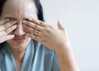 Coçar os olhos pode ser perigoso, veja os cuidados que você precisa ter