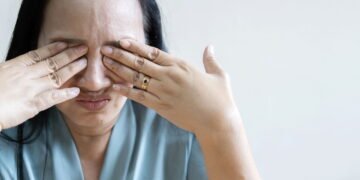 Coçar os olhos pode ser perigoso, veja os cuidados que você precisa ter