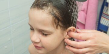 Evite infecções e proteja sua audição com um simples hábito no banho