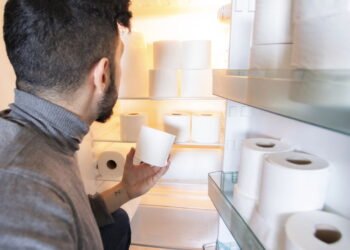 Você sabia que colocar um rolo de papel higiênico na geladeira pode trazer benefícios incríveis