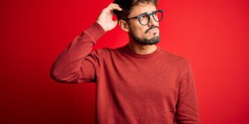 Falar sozinho, sinal de inteligência ou alerta grave? Veja o que a psicologia revela