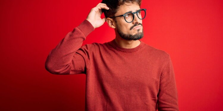 Falar sozinho, sinal de inteligência ou alerta grave? Veja o que a psicologia revela