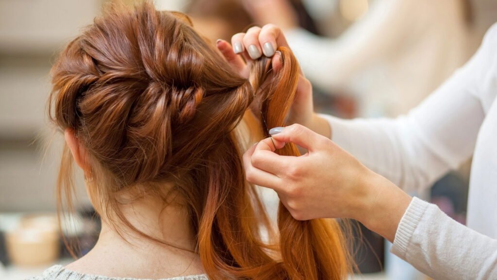 Os penteados de praia que vão dominar o verão 2025 com charme e proteção