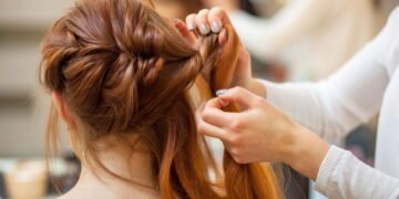 Os penteados de praia que vão dominar o verão 2025 com charme e proteção