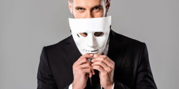 Aprenda como identificar uma pessoa falsa em apenas 3 minutos, segundo a psicologia