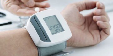 Cardiologista explica a maneira correta de medir a pressão alta em casa