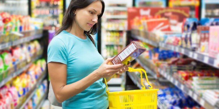 Mulher fazendo compras em supermercado - Créditos: depositphotos.com / xxxPATRIK