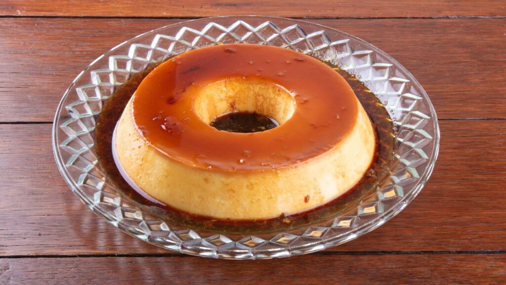 O melhor pudim de geladeira que une coco e chocolate cremoso