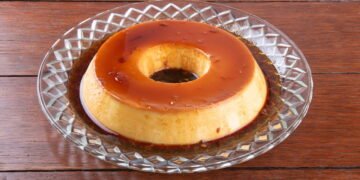 O melhor pudim de geladeira que une coco e chocolate cremoso