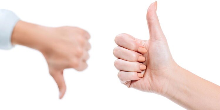 Mãos frente a frente com polegares apontados de maneira oposta - Créditos: depositphotos.com / EdZbarzhyvetsky