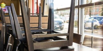 Rede de restaurantes fecha portas e demite equipes