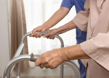 Rotina de força caseira está ajudando idosos a viver melhor e mais fortes