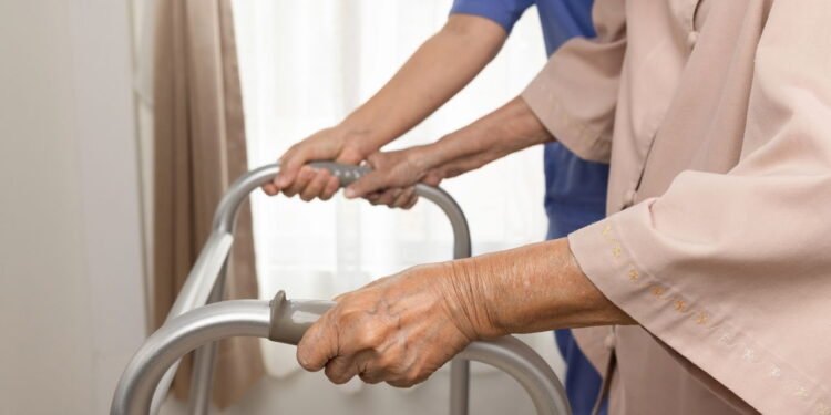 Rotina de força caseira está ajudando idosos a viver melhor e mais fortes