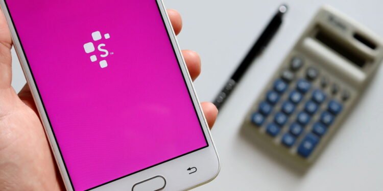 A Serasa está oferecendo descontos de até 90% para limpar seu nome