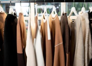 Se você tem no armário, não jogue fora, o vintage dos anos 90 que está na moda neste inverno 2025