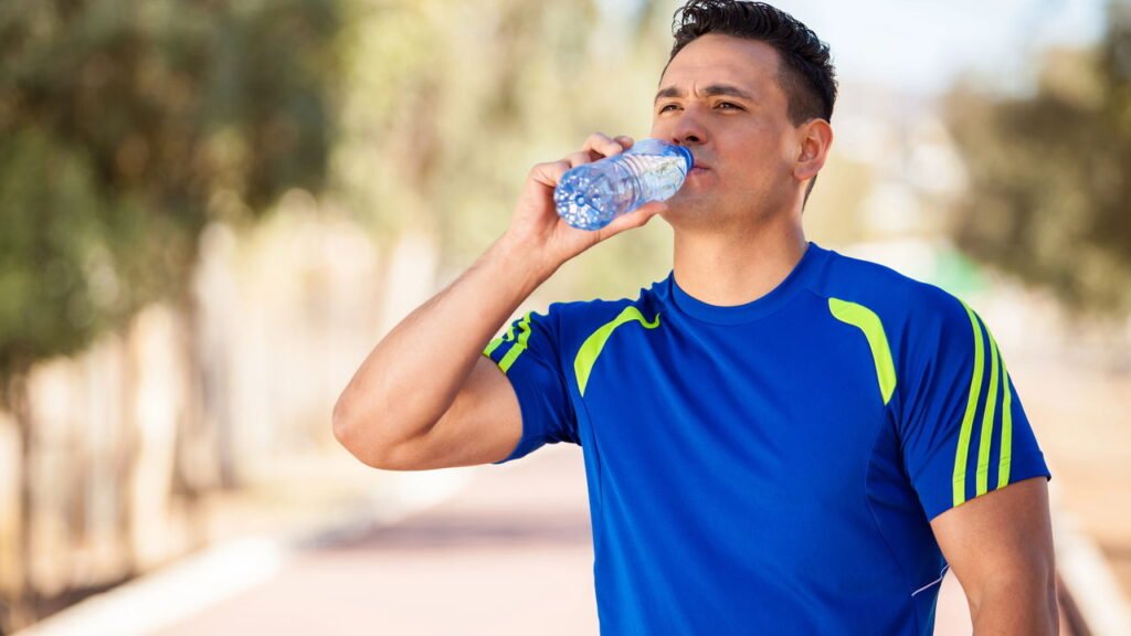 Beber água demais faz mal? Entenda o limite ideal para o seu corpo