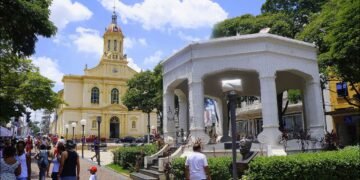 Cidade brasileira famosa pelos exageros conquista moradores com qualidade de vida excepcional